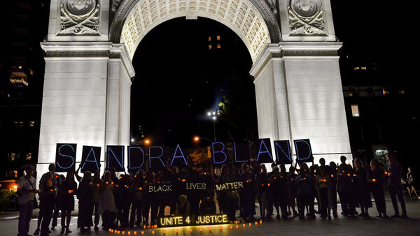 Mãi Nhắc Tên Cô: Cuộc Đời Và Cái Chết Của Sandra Bland 7 Poster phim Mãi Nhắc Tên Cô: Cuộc Đời Và Cái Chết Của Sandra Bland